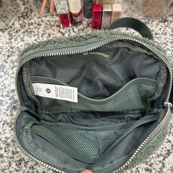 Lululemon Everywhere Belt Bag 1L Fleece - Picture 5 of 6